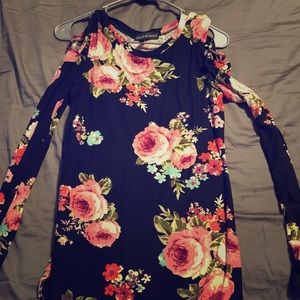 Dress with cross cross shoulders